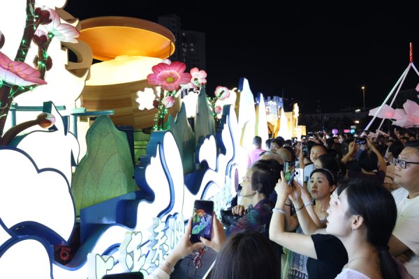 富牛网 场面｜人山人海，上海旅游节花车巡游普陀区