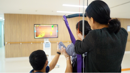 天弘忧配 天轨+体感式情景互动：协同唤醒沉睡的意识，康复也能“温情有趣”